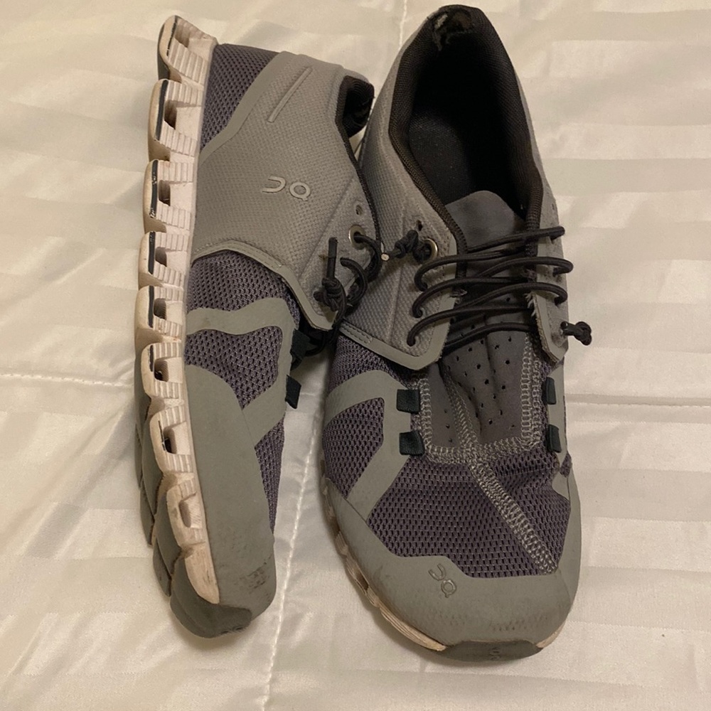 On Cloud running shoes size 6